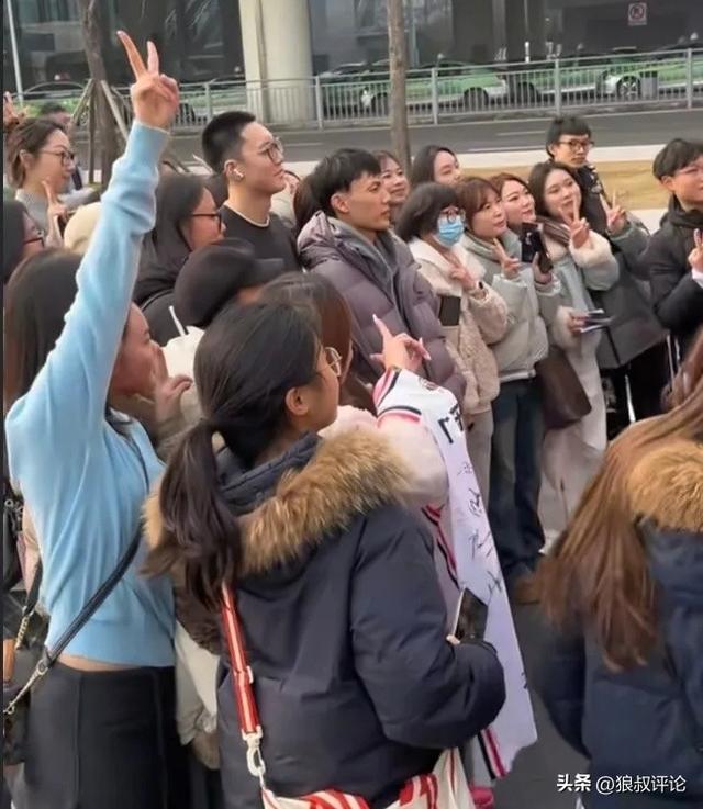 乐鱼体育官方入口-人气真高！胡明轩26+4+4新赛季最佳一战 连中三分引现场粉丝狂欢
